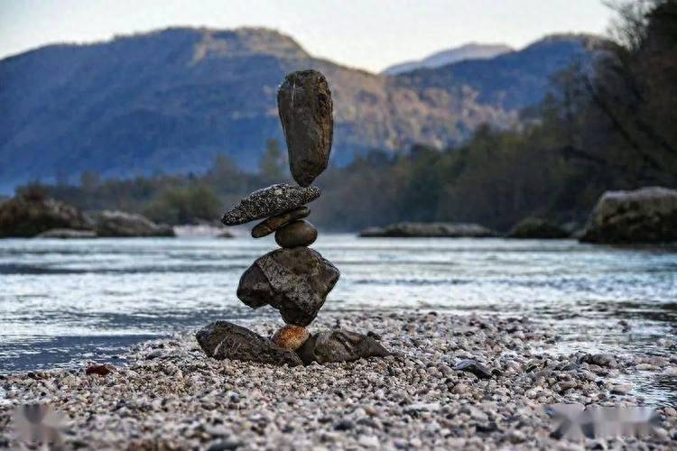 “岩石平衡术”是什么？为何乱石堆叠在一起，还能保持稳定？