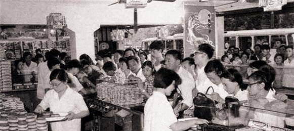 在70年代的十块钱，能够在饭店吃些什么？